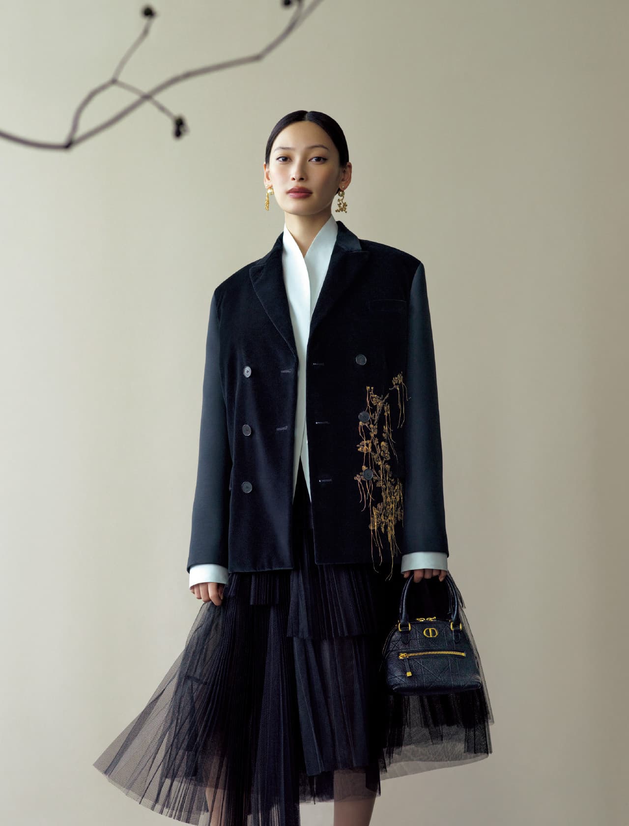 漆黒のジャケットとチュールスカートを着用する大政 絢さん