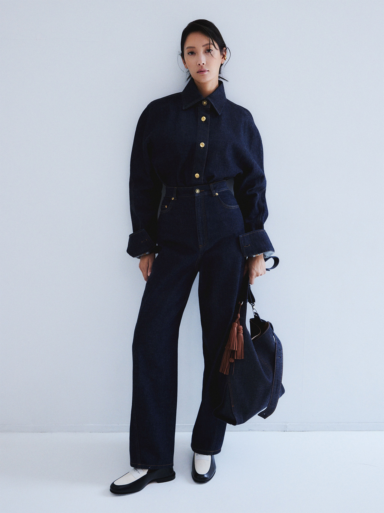 菜々緒さん 「ジバンシィ」シャツ・パンツ・イヤーカフ［セット］・バッグ・靴