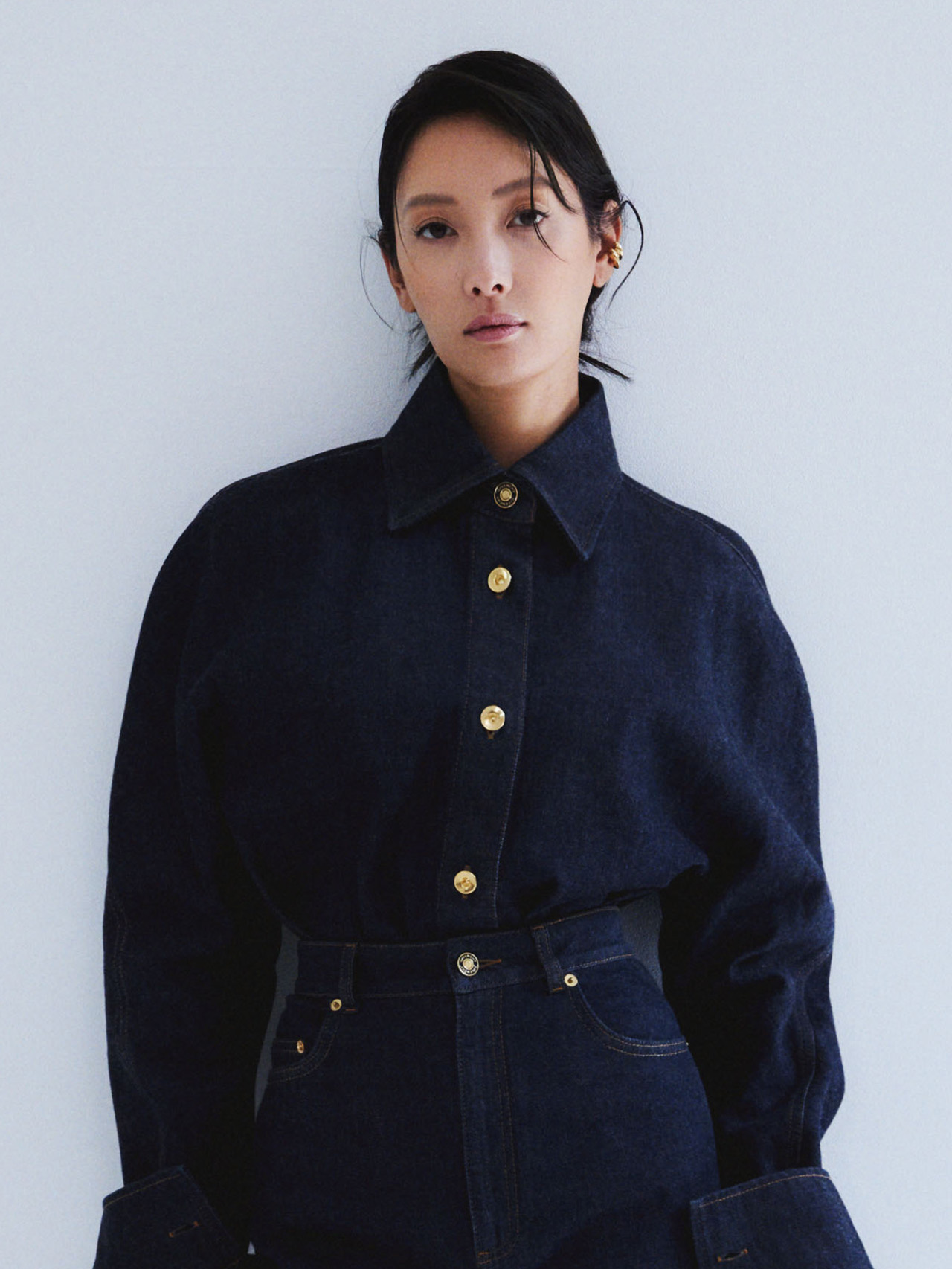 菜々緒さん 「ジバンシィ」シャツ・パンツ・イヤーカフ［セット］・バッグ・靴