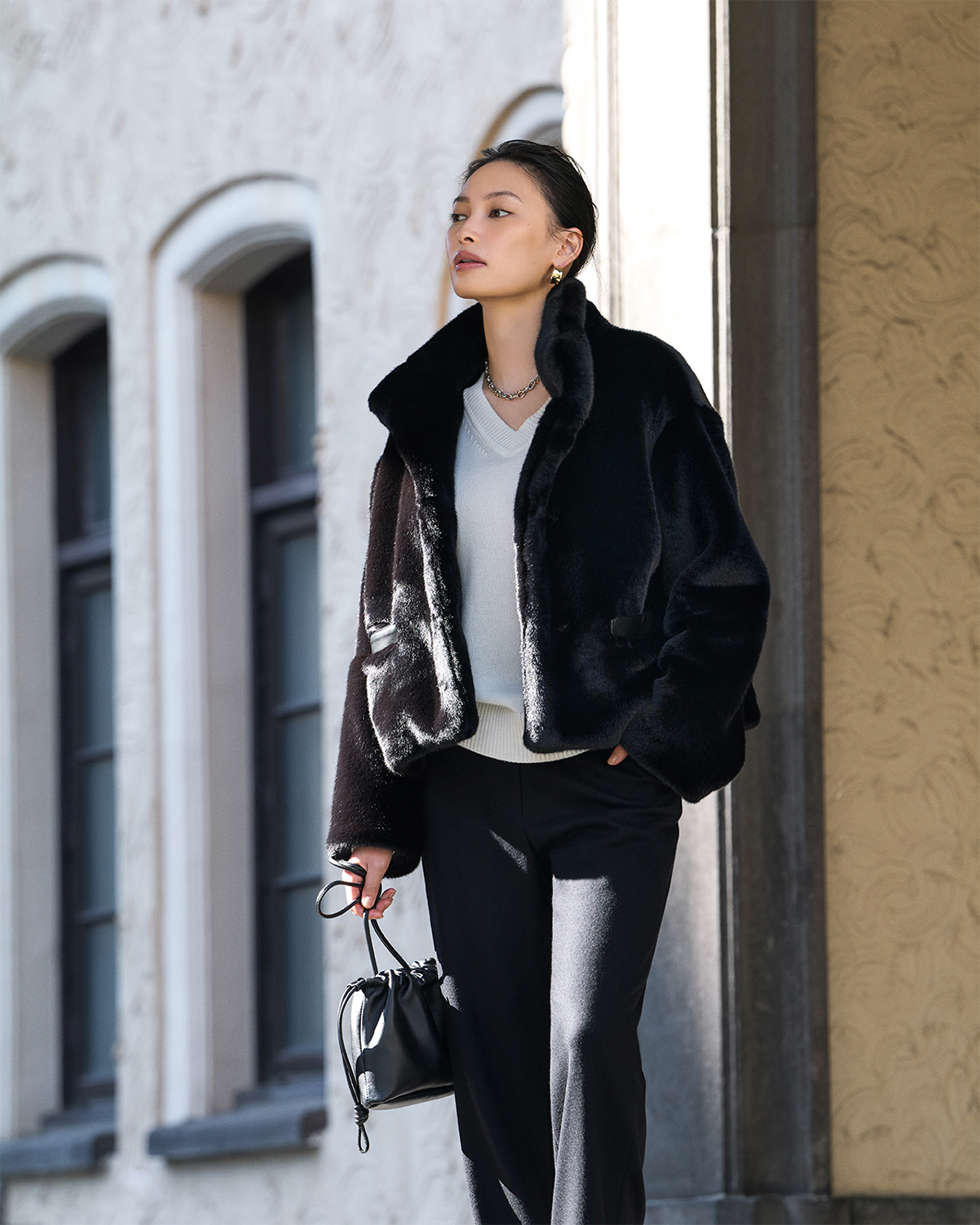 大政 絢さん・「theory luxe」のコート・ニット・パンツ