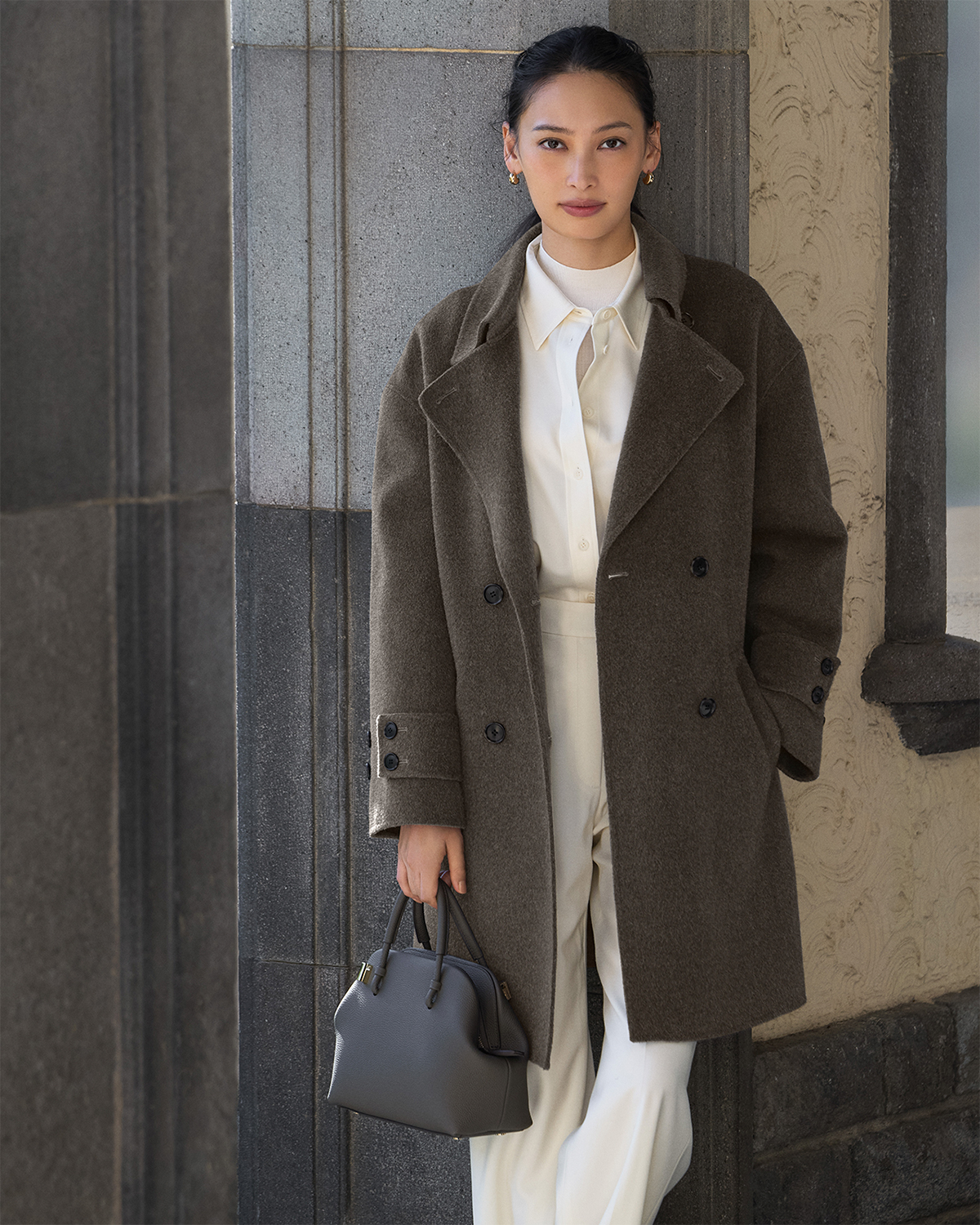 大政 絢さん・「theory luxe」のコート・シャツ・ニット・パンツ・「Punti.」のバッグ