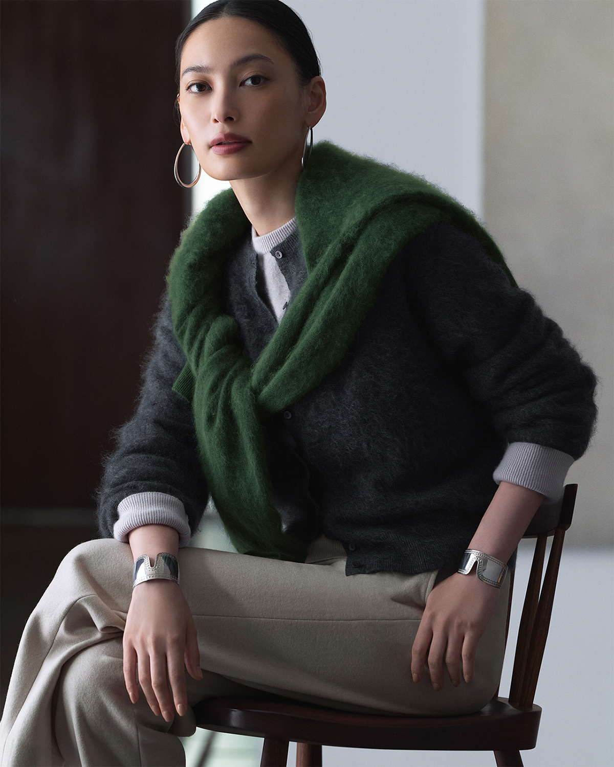 大政 絢さん・「theory luxe」ニット各・パンツ