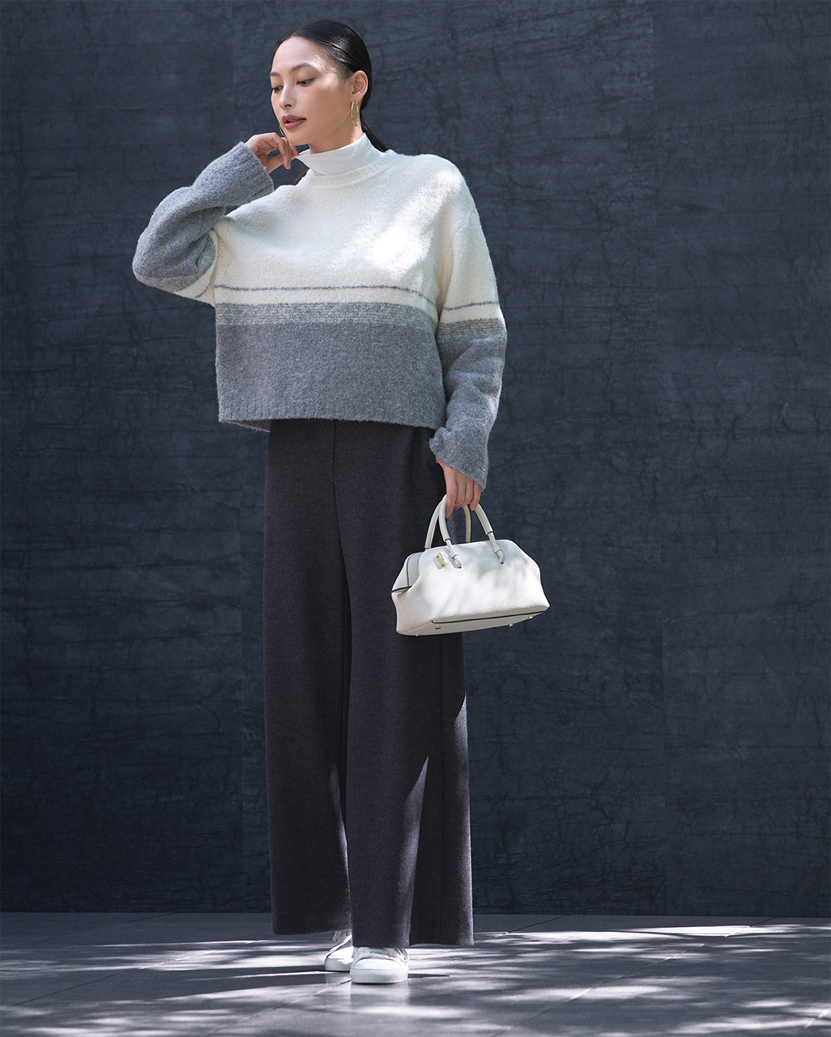 大政 絢さん・「theory luxe」のニット・プルオーバー・パンツ・「Punti.」のバッグ・靴