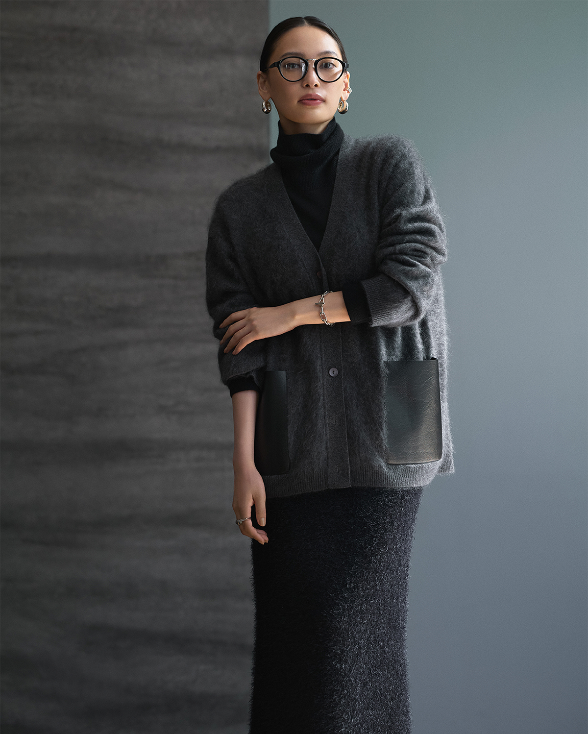 大政 絢さん・「theory luxe」カーディガン・ニット・スカート