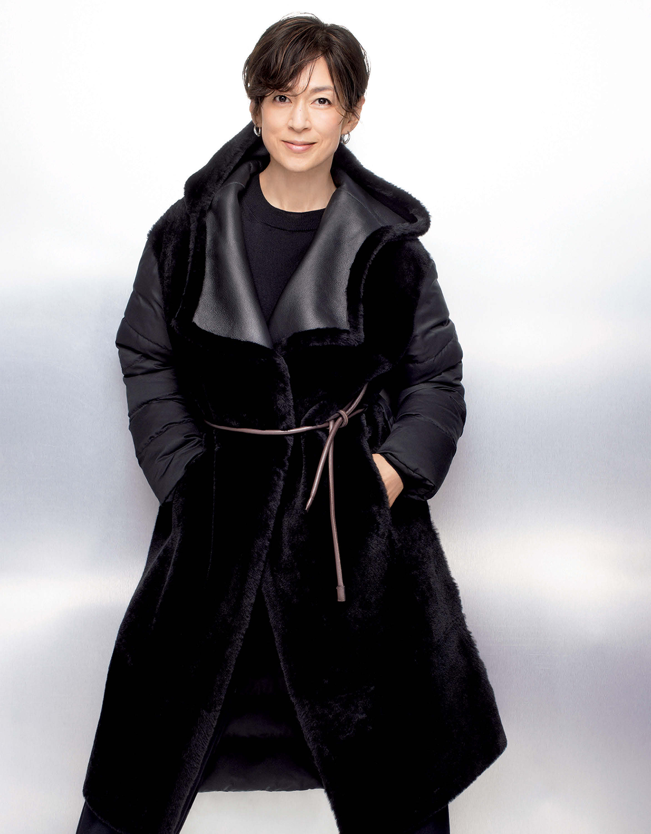 鈴美保奈美さんが楽しむ コート・パンツ・ニット