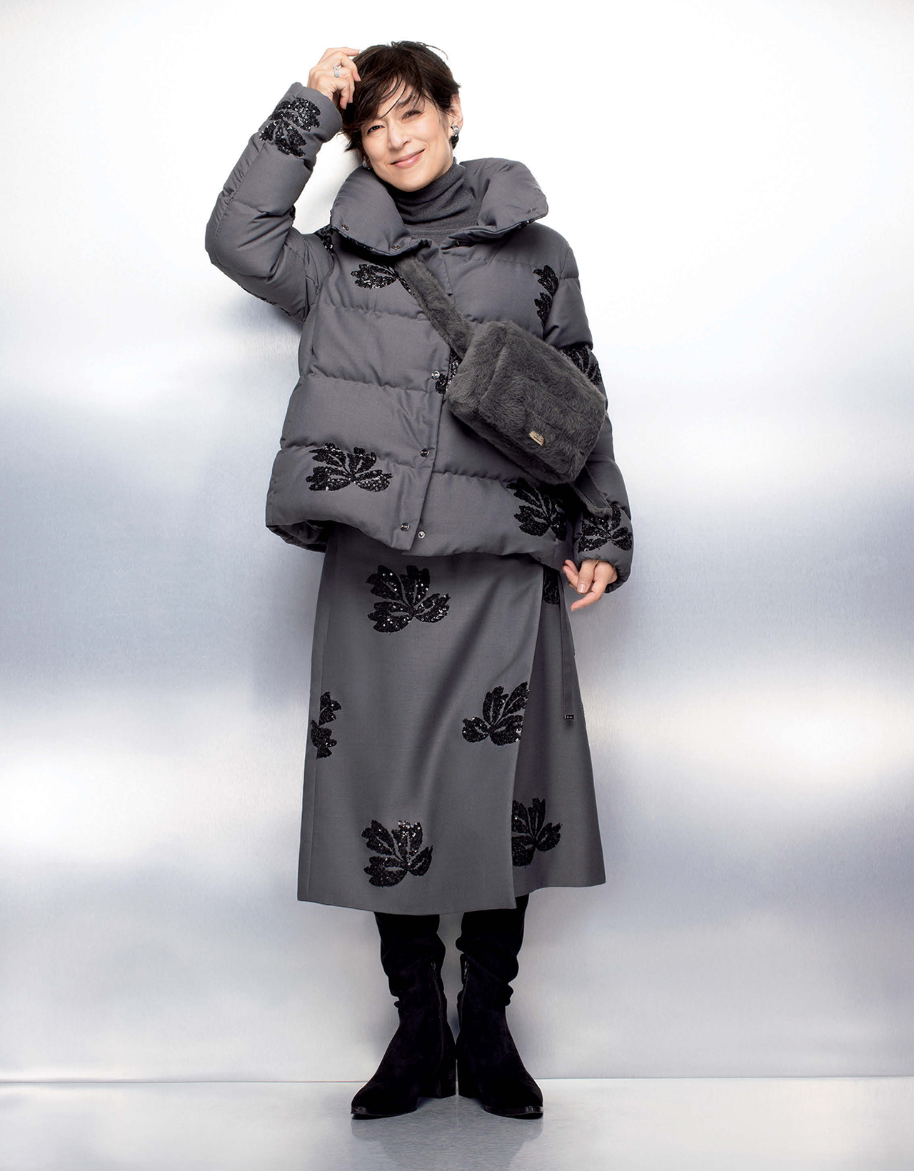 鈴美保奈美さんが楽しむ ブルゾン・スカート・バッグ・ニット