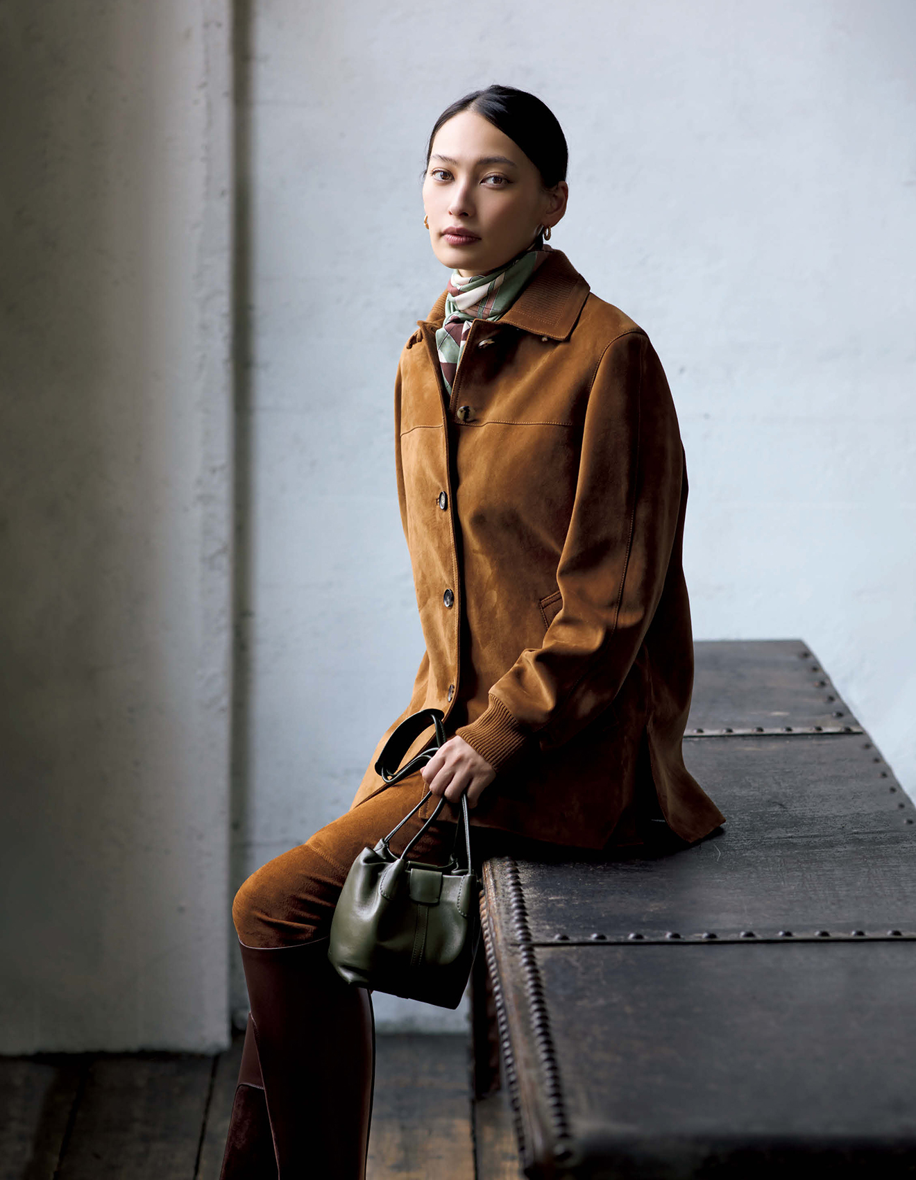 「ロロ・ピアーナ」スエードジャケット_大政 絢さん