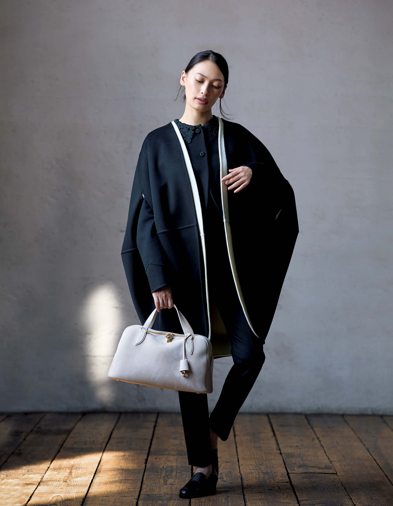 「ロロ・ピアーナ」エッグラインのケープ_大政 絢さん