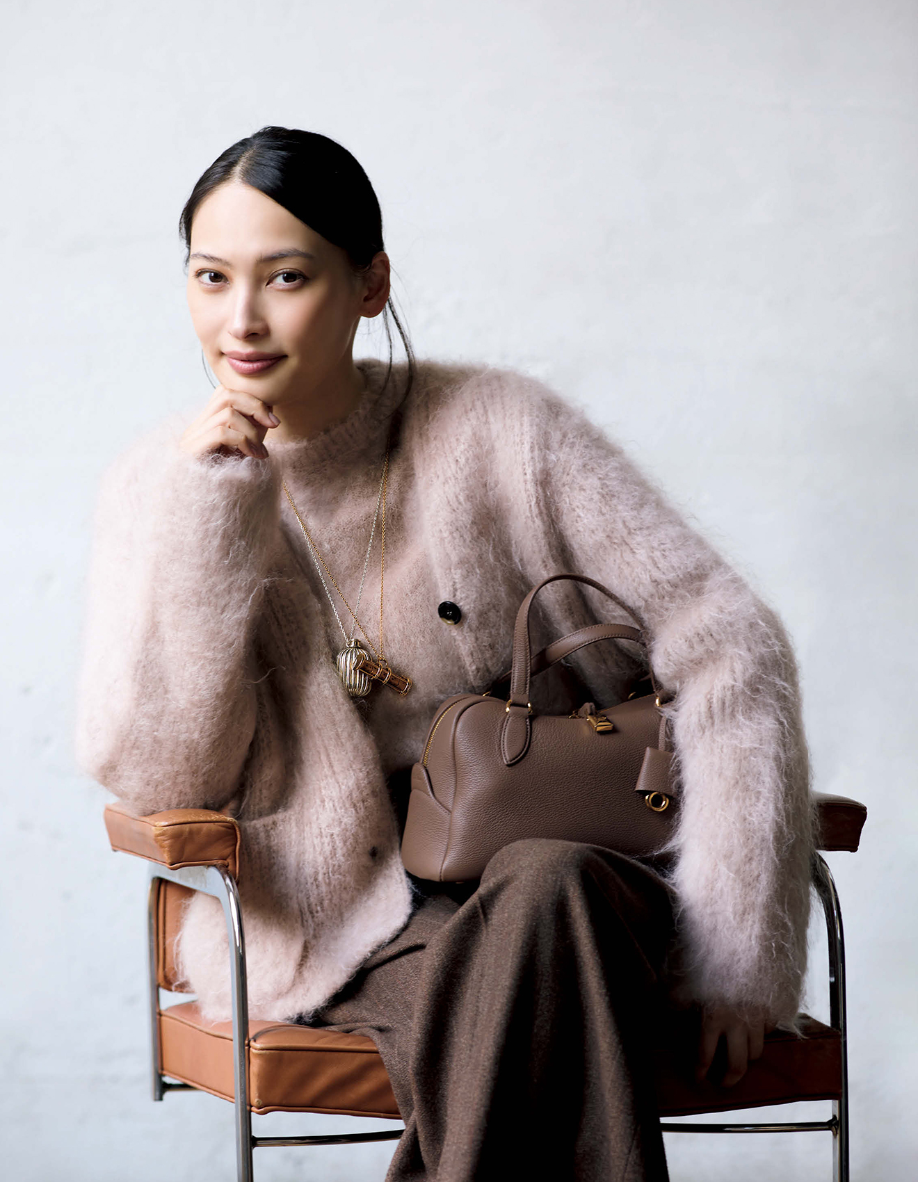 「ロロ・ピアーナ」モヘアとカシミアを合わせたニットアンサンブルとニードル_大政 絢さん