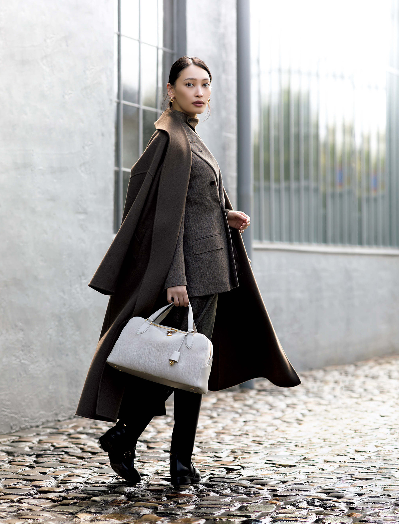 大政 絢さんが軽やかに纏う、「ロロ·ピアーナ」のネオ·クラシックな佇まい_大政 絢さん