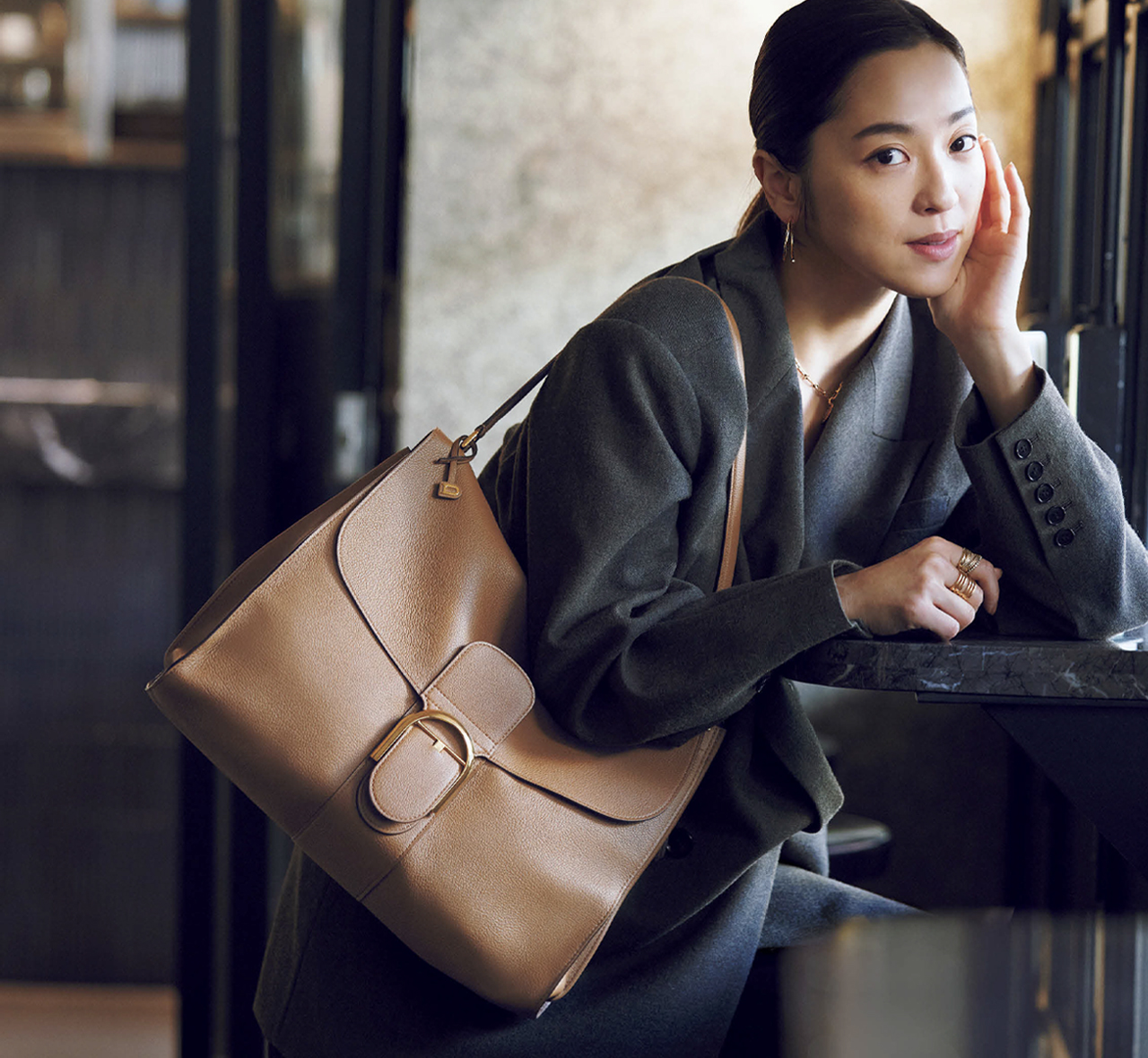 中村アンさんとバッグ『ブリヨン テンポ』