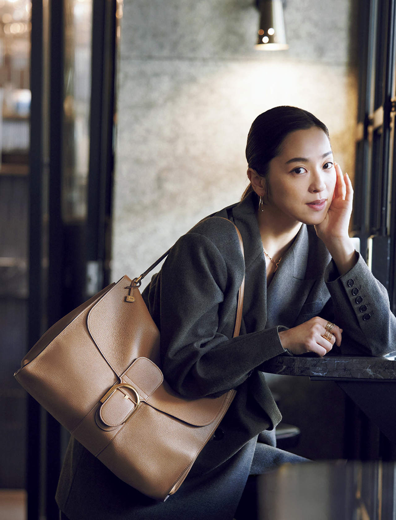 中村アンさんと「デルヴォー」のバッグ