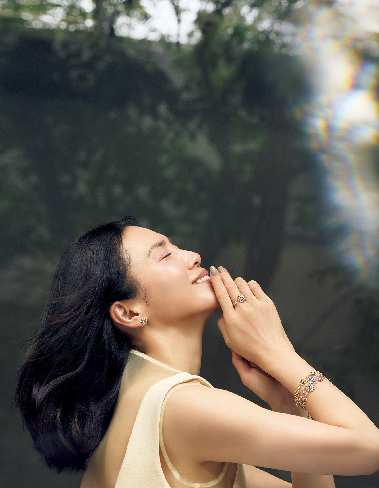 中谷美紀さんが纏う「Dior」のファインジュエリー幸せへと導くタリスマン『ローズ デ ヴァン』の煌めき