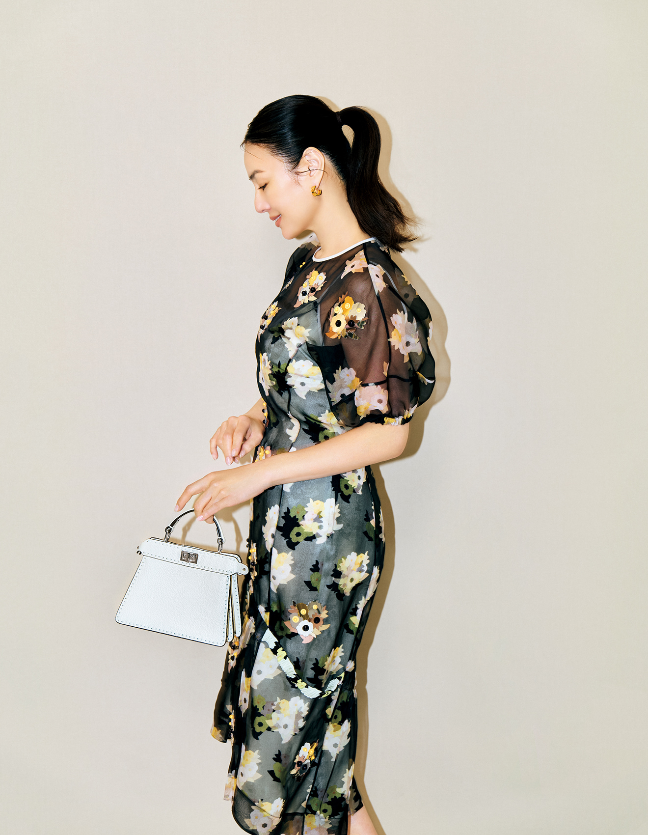 「フェンディ」×井川 遥さん バッグ『ピーカブー アイシーユー プチ』