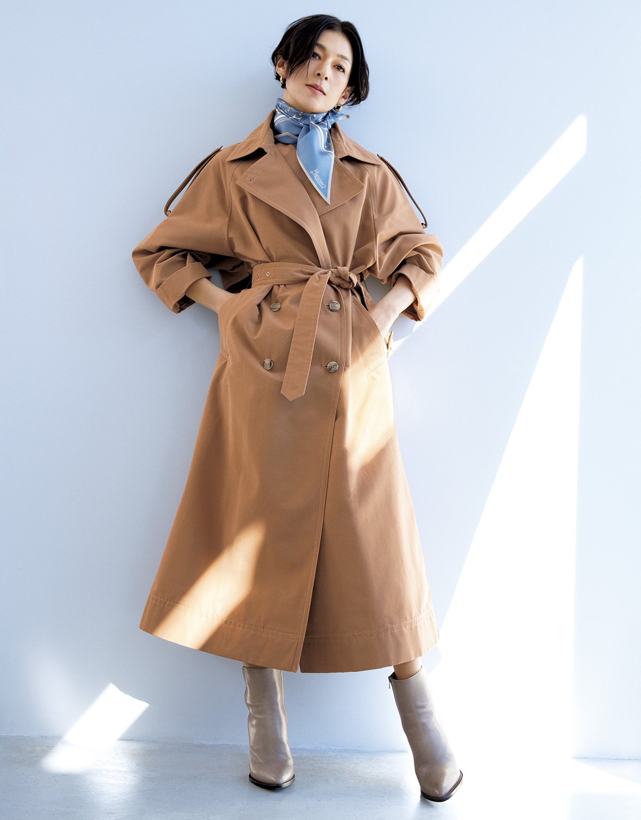 鈴木保奈美さん・「ヘルノ」コート,スカーフ