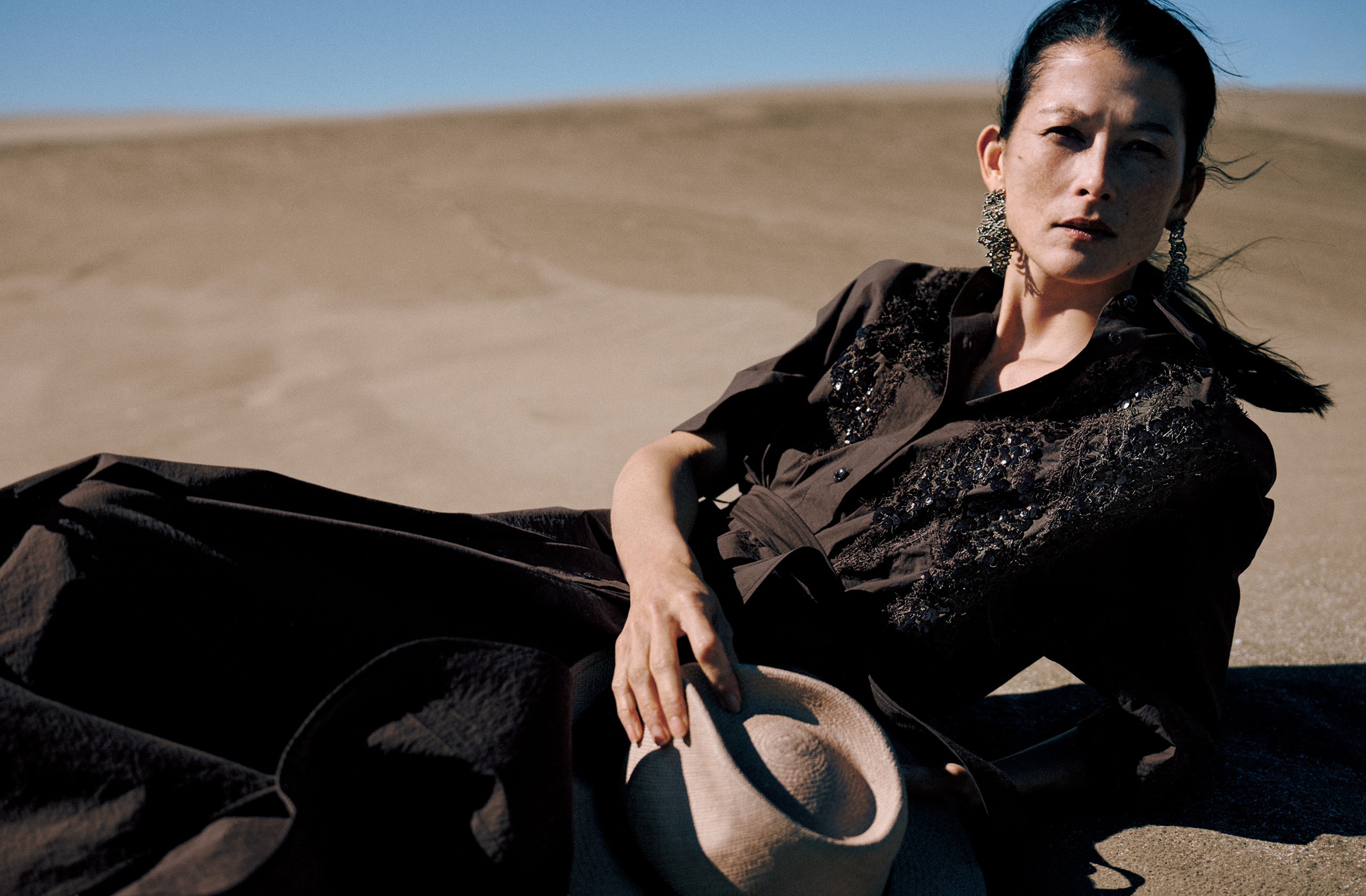 アンジェラ・レイノルズさん ワンピース・帽子・ピアス（ブルネロ クチネリ ジャパン）