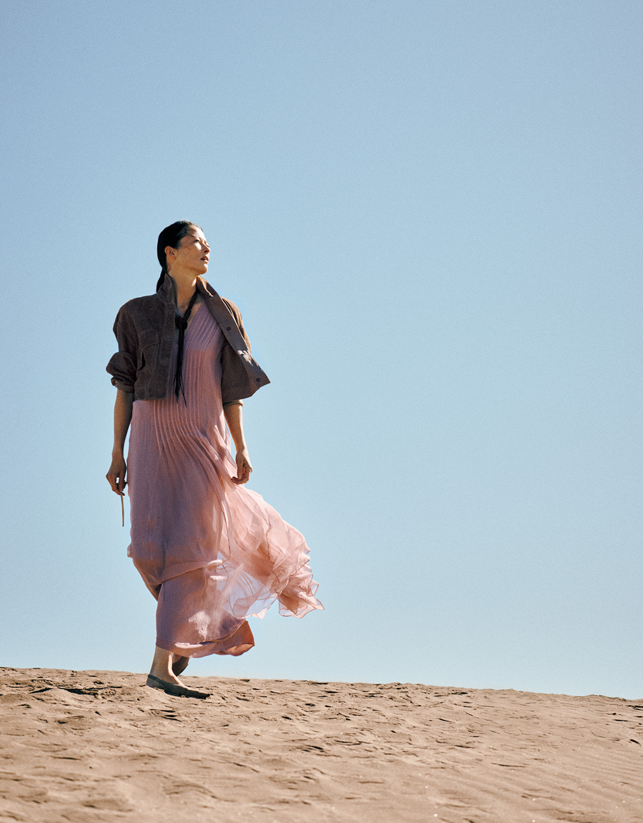 アンジェラ・レイノルズさん ワンピース・ジャケット・ネックレス・靴（ブルネロ クチネリ ジャパン）