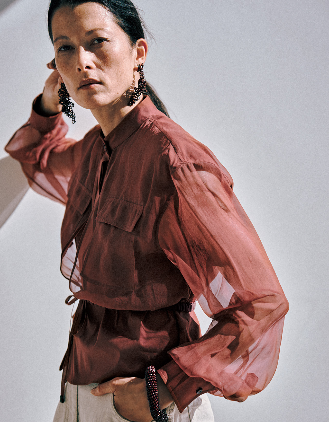 アンジェラ・レイノルズさん シャツ・パンツ・ピアス・ブレスレット（ブルネロ クチネリ ジャパン）