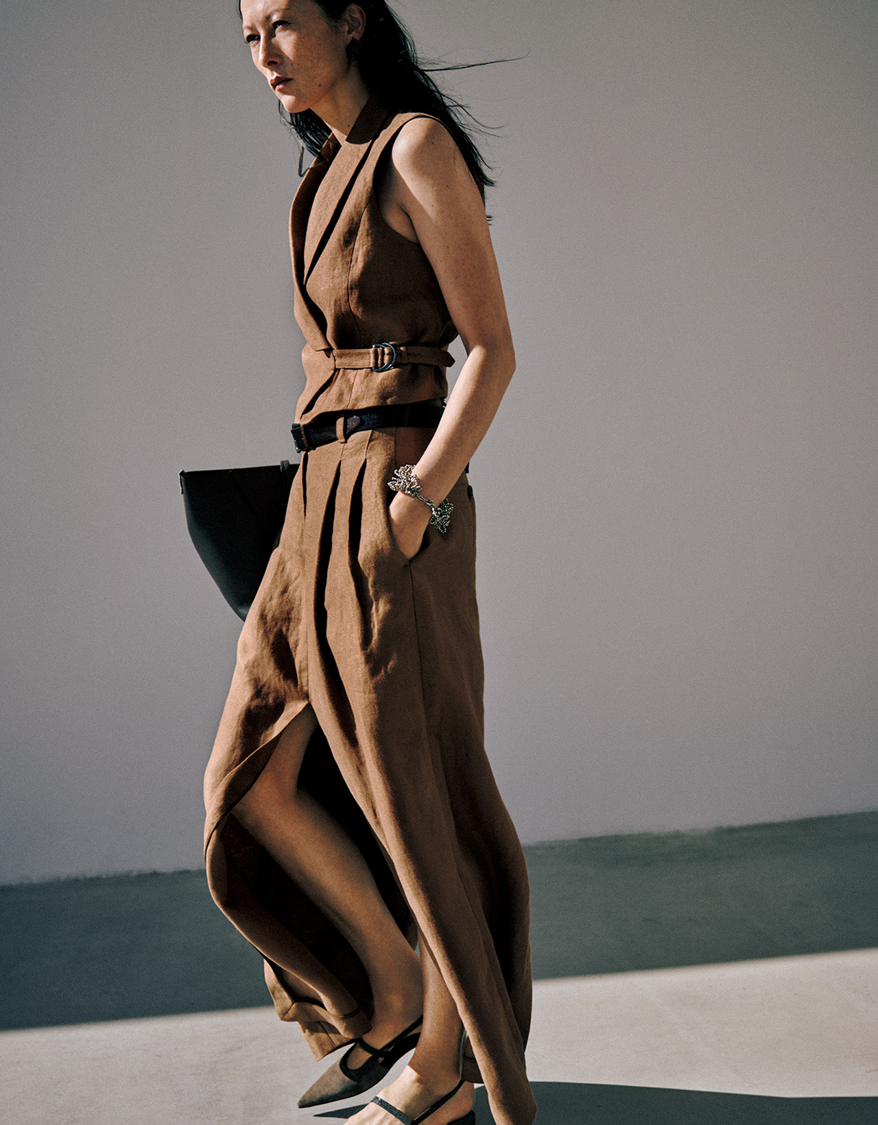 アンジェラ・レイノルズさん ジレ・スカート・ベルト・ピアス・ブレスレット・バッグ・靴（ブルネロ クチネリ ジャパン）