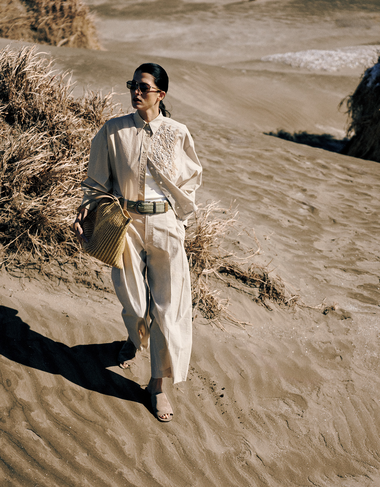 アンジェラ・レイノルズさん シャツ・タンクトップ・パンツ・ベルト・サングラス・バッグ・靴（ブルネロ クチネリ ジャパン）