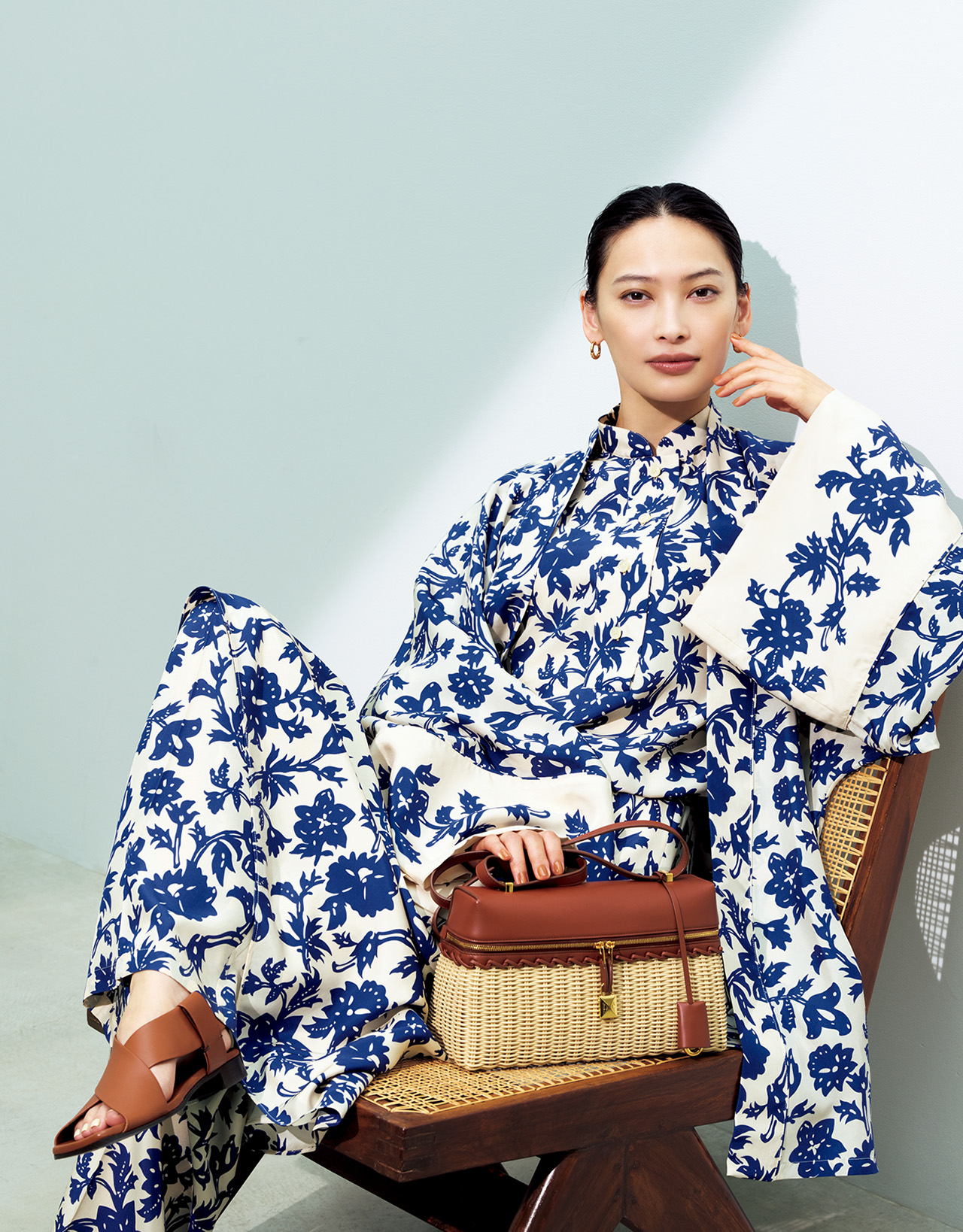 大政 絢さん・「ロロ・ピアーナ」ケープ,シャツ,パンツ,スカート,ピアス,バッグ,靴