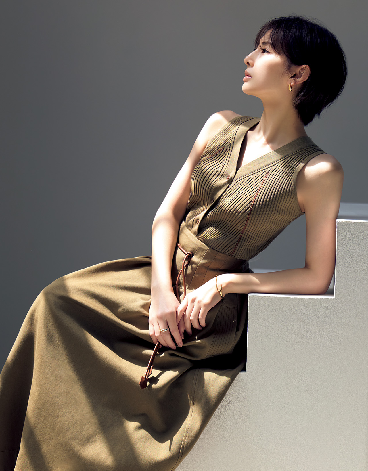 北川景子さん ジレ・スカート（マックスマーラ ジャパン〈マックスマーラ〉）