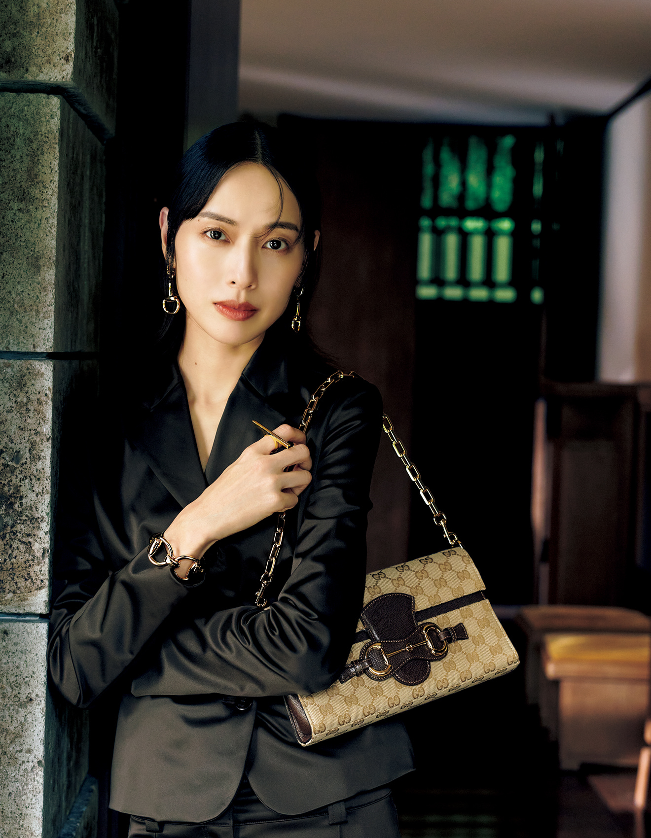 戸田恵梨香さん・ジャケット,パンツ,ピアス,ブレスレット,リング,バッグ（グッチ）