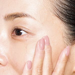 リキッドタイプは第2関節までの指の腹を使用 指先で塗るとムラづきするので、なるべく広い面でトントンと塗布するのがコツ。のばすときも軽いタッチで。