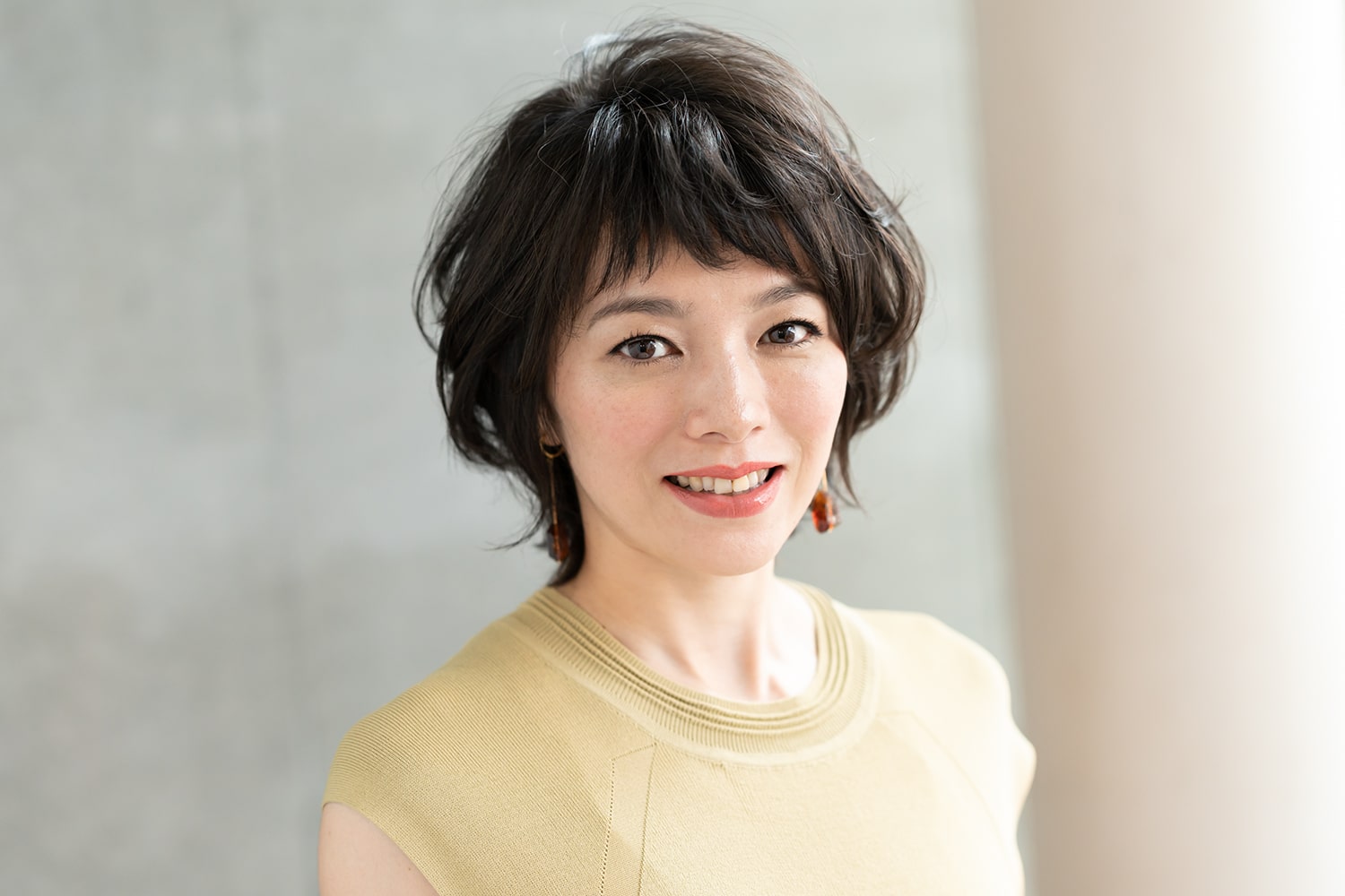 「こめかみの髪を耳にかけると抜け感のあるスタイルになりますが、耳にかけないとエレガントで優雅な印象になります。シーンに合わせてスタイルを楽しんで」(CHINATSUさん)