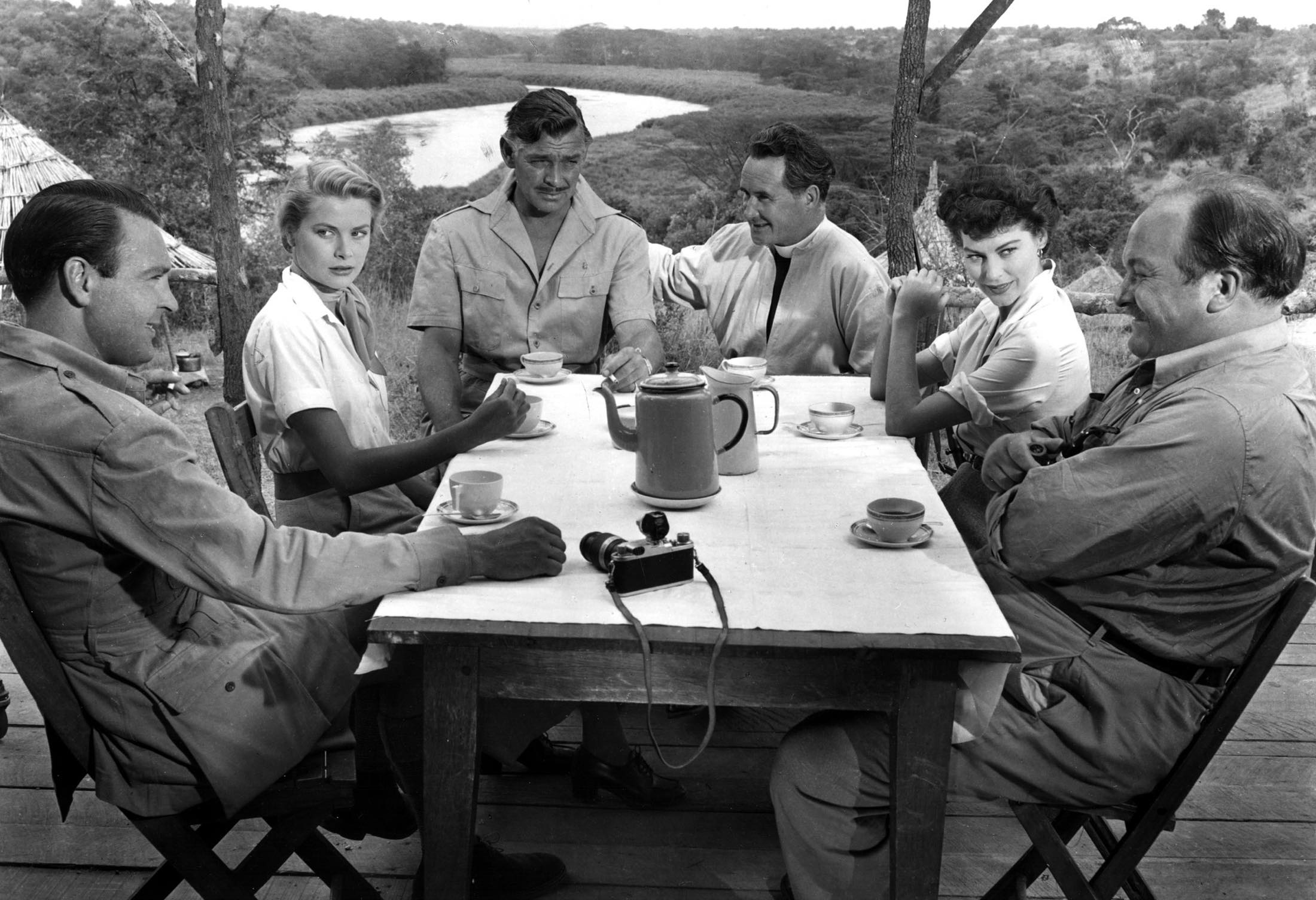 1953年に公開されたアメリカ映画 『モガンボ』でクラーク・ゲーブ ルが着用していた半袖のサファリジャケット。当時スタンダードだったデザインが半世紀の時を経て今の形になった。現代のサファリジャケットのルーツである。写真:Everett Collection/アフロ