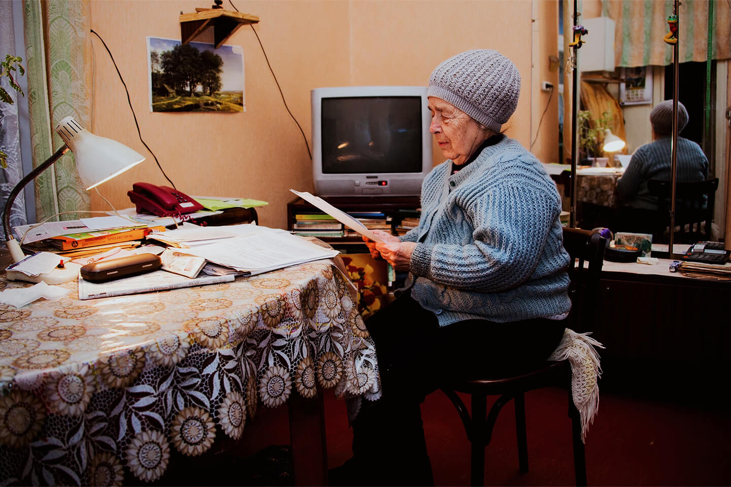 手紙を読む年配女性
