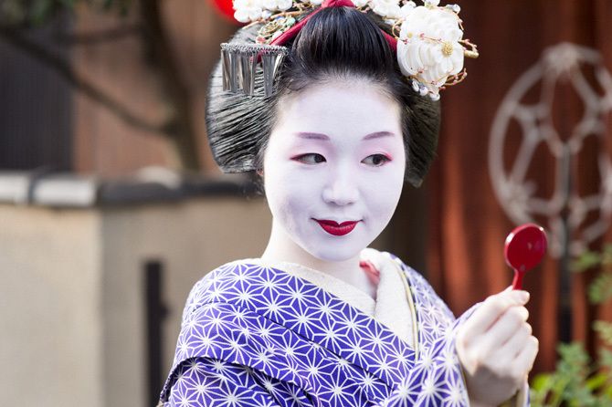 手鏡を覗く京都の舞妓・富津愈さん