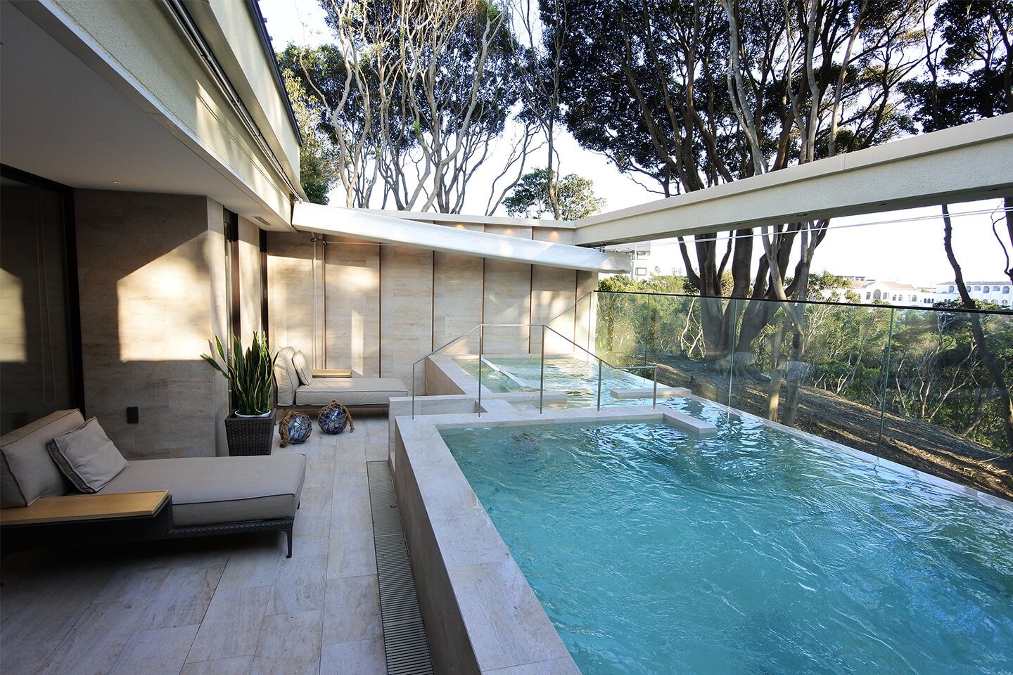 ベッドルームから海の見えるバスタブへ直行！「ひらまつ」のホテルで伊勢志摩のおいしいご飯と絶景に身を委ねて