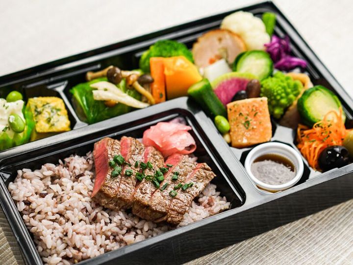 「特選牛ステーキとサーモン弁当」 ¥2,000
