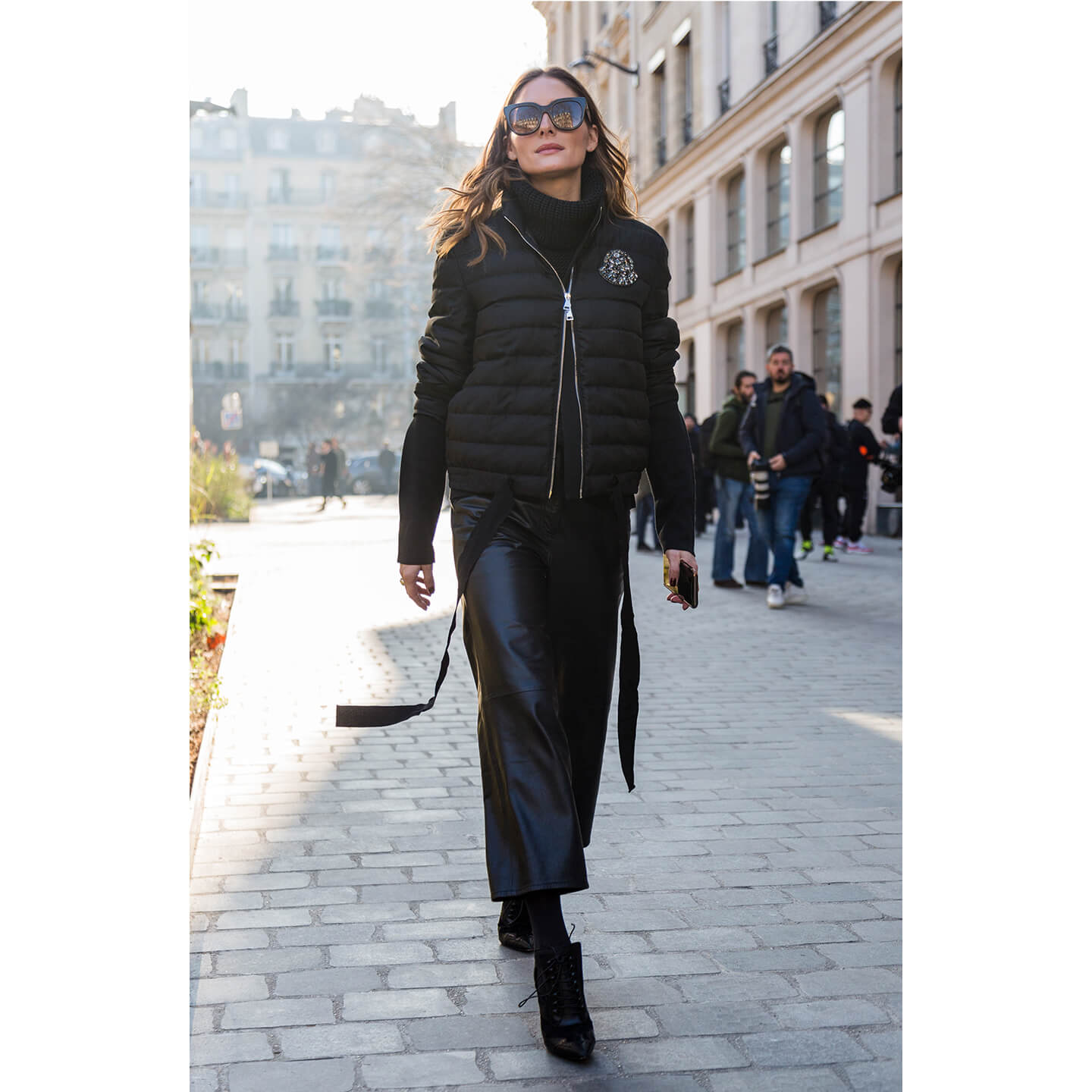 オールブラックのクールな出で立ちの、Olivia Palermo(オリビア・パレルモ)