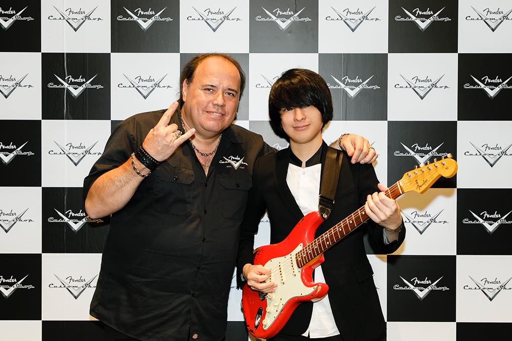ジョン・クルーズとのトークイベントが終わった斎藤宏介氏が手にしているのは、FENDER CUSTOM SHOP MICHAEL LANDAU SIGNATURE 1963 RELIC STRATOCASTER。「夢が覚めたら(at the river)」のギターソロのレコーディングでも使用されている。
