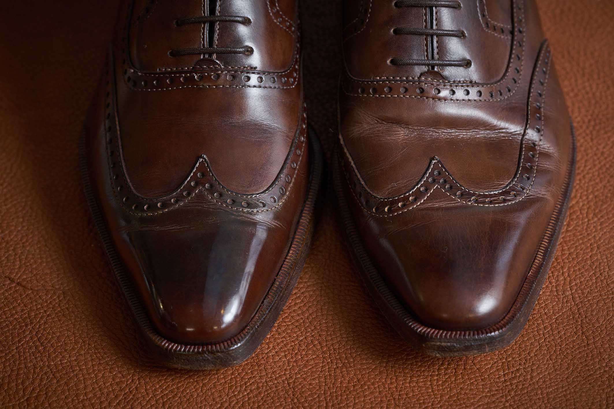 左がつま先を「ハイシャイン」したもので、右が通常の水溶性クリームだけで靴磨きをしたもの。輝きが違う。