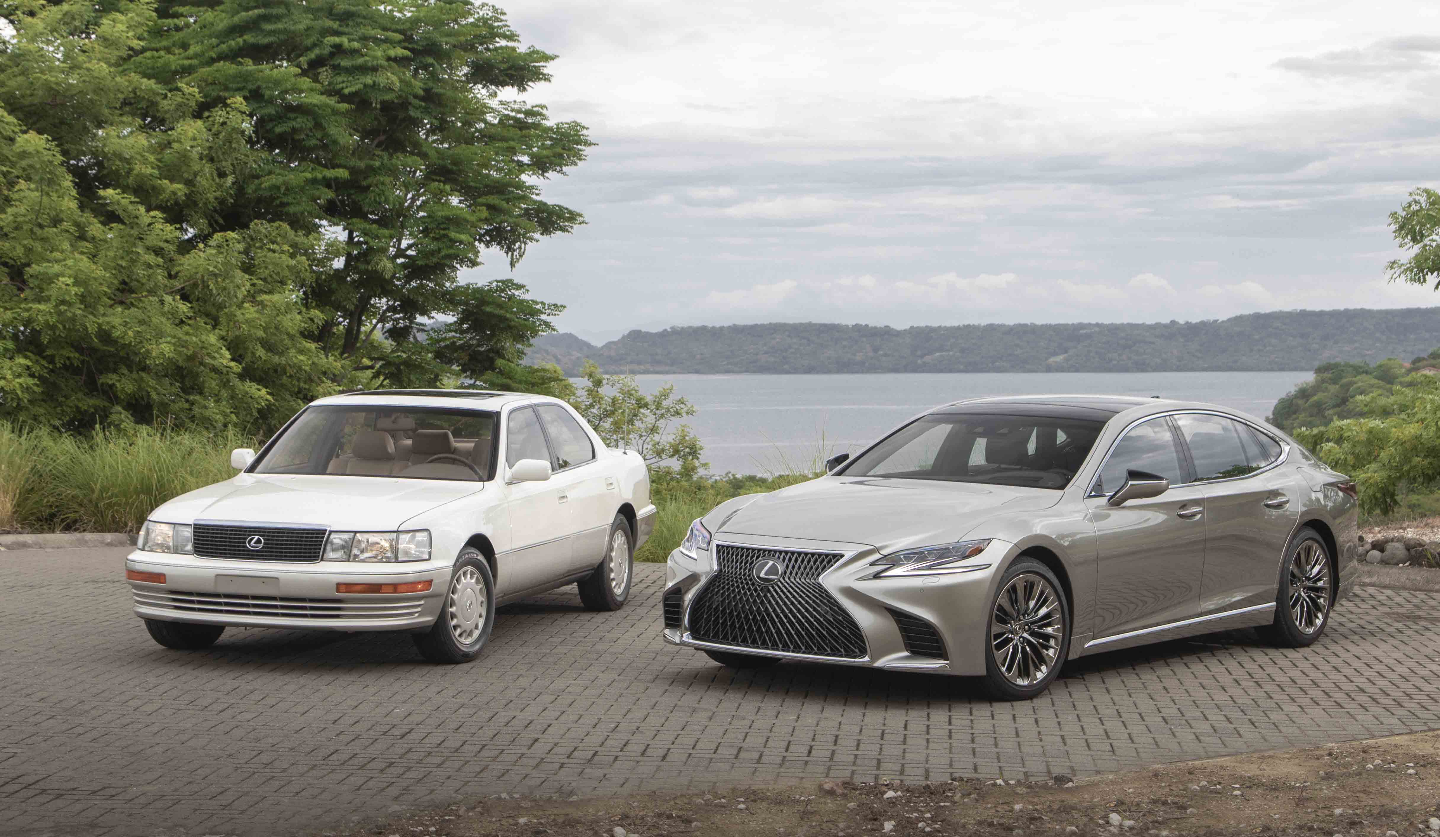 LS400(1989年)と手前が最新のLS500。