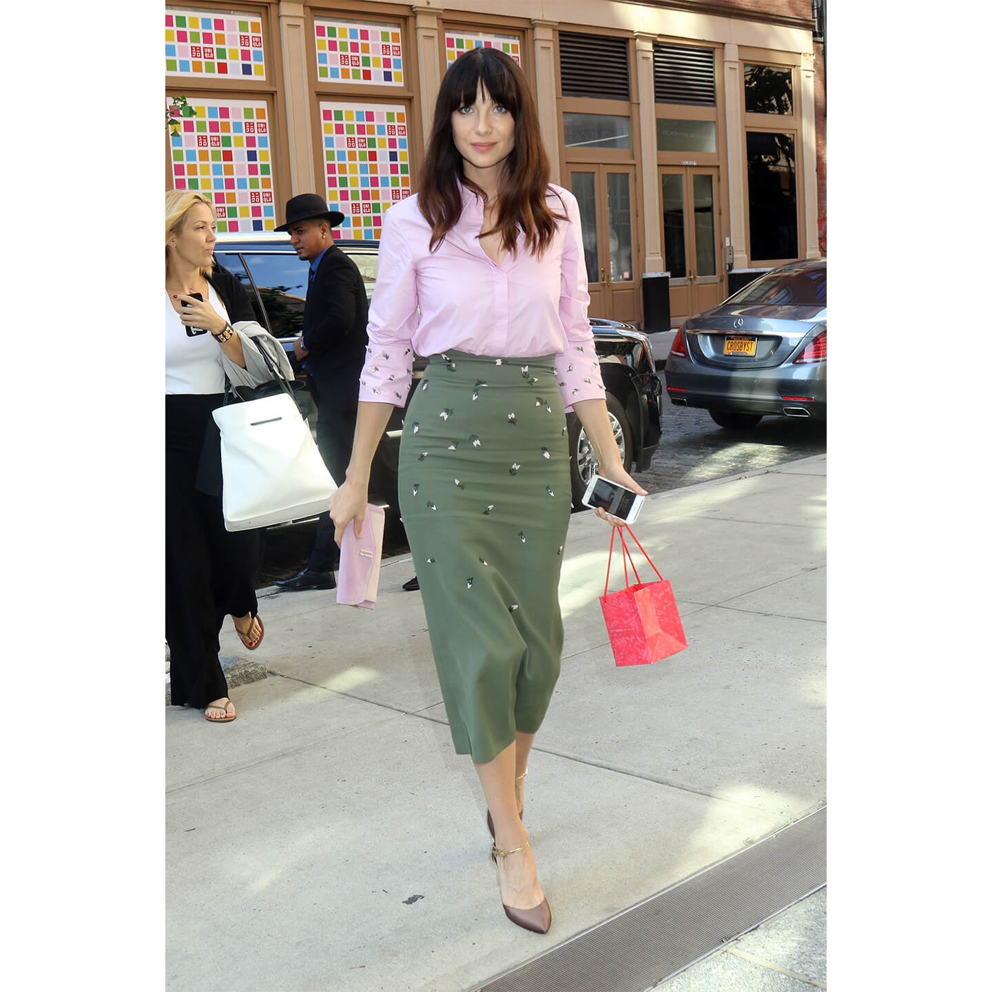 ピンクのシャツにグリーンのスカートをはいたCaitriona Balfe(カトリーナ・バルフ)氏