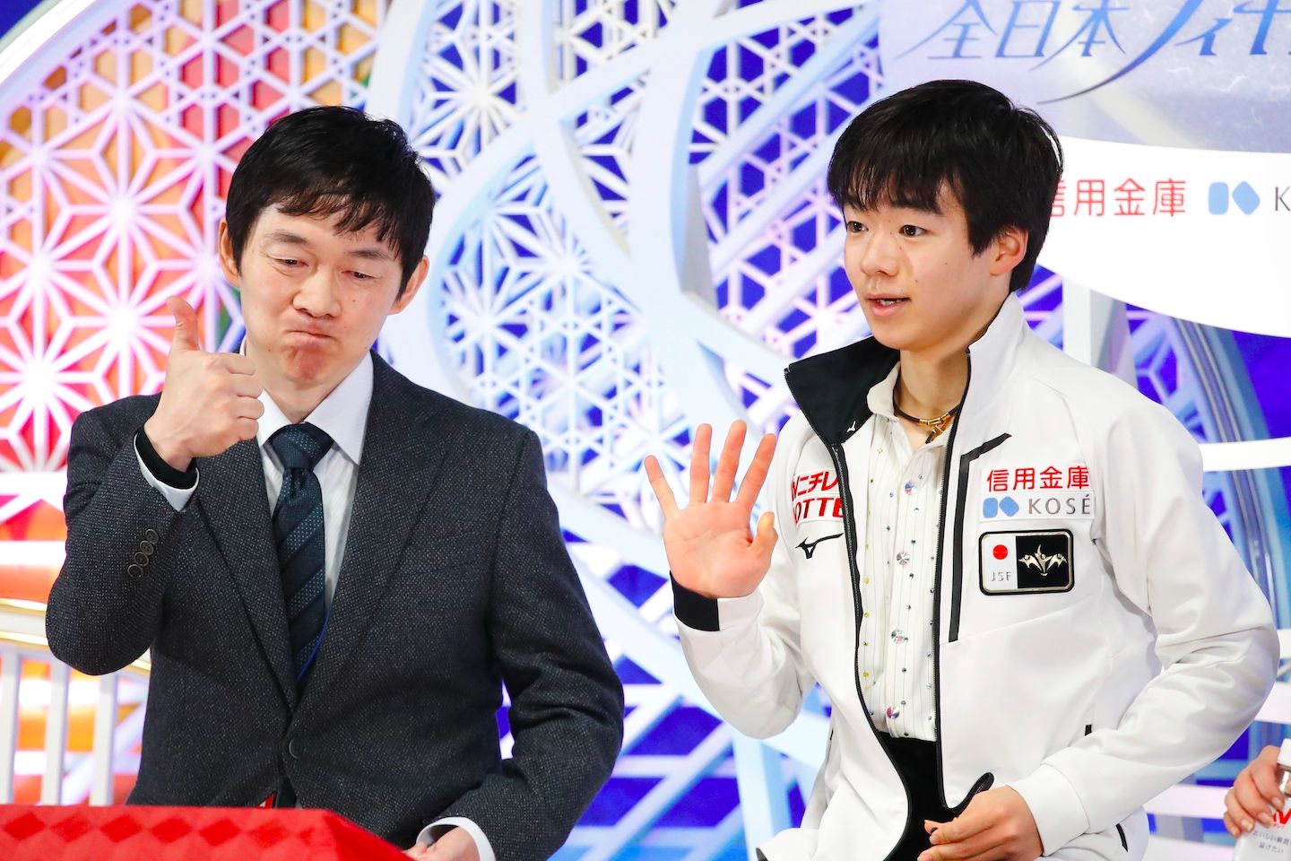 父親の鍵山正和コーチも、キス&クライで高得点を確認して思わずサムアップ! 写真:田村翔/アフロスポーツ