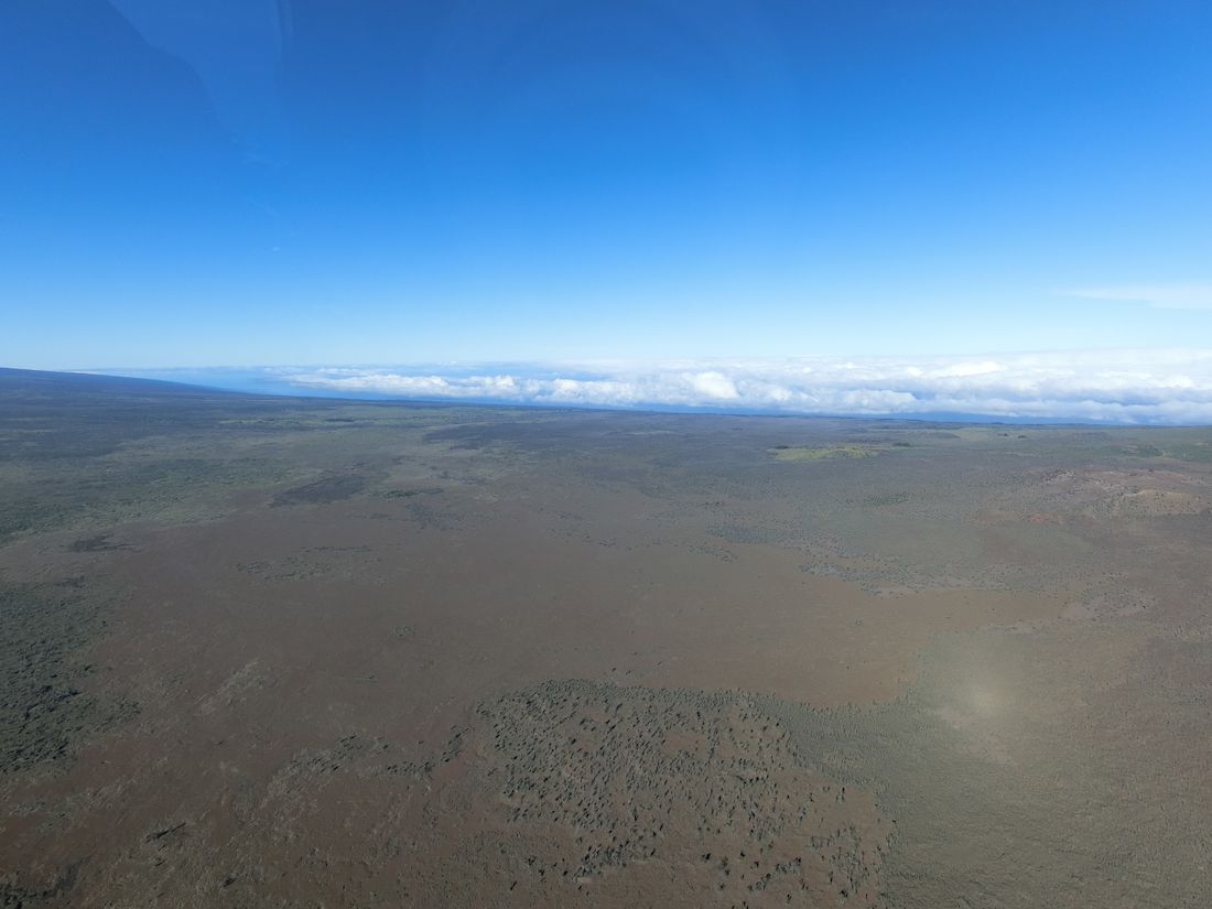 空の青いグラデーションと、無味乾燥な森林限界地のコントラスト