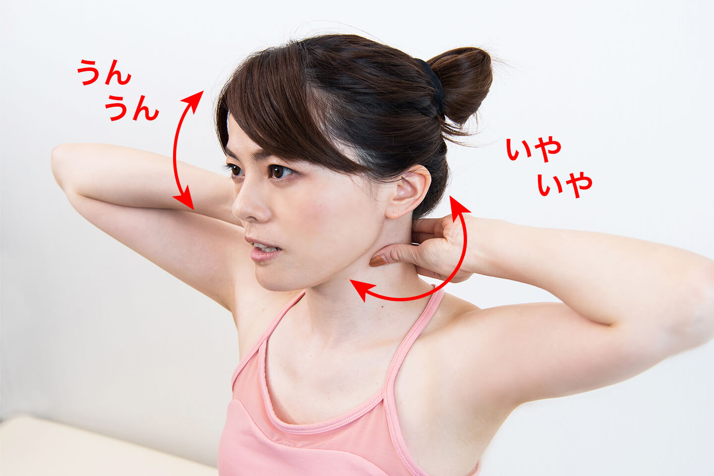 うんうん、いやいやと首を振りながら、胸鎖乳突筋のマッサージをしている様子