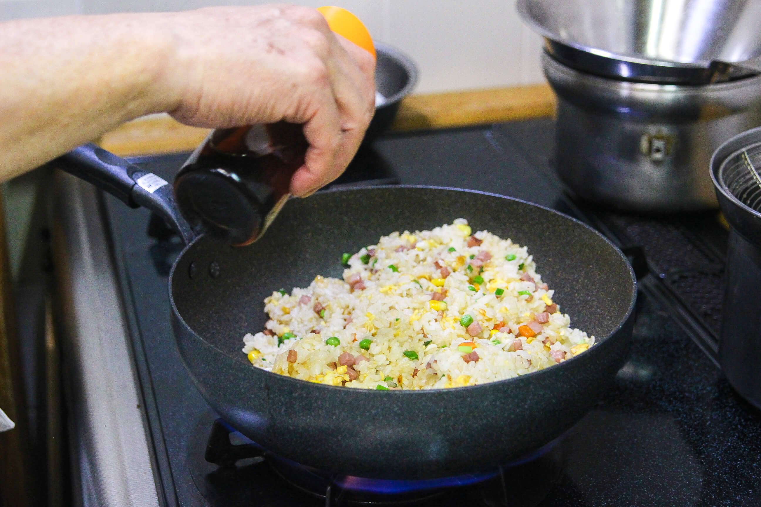 ご飯に直接当てないように注意。ごま油の香りがふわりとするくらいまで混ぜながら炒めます