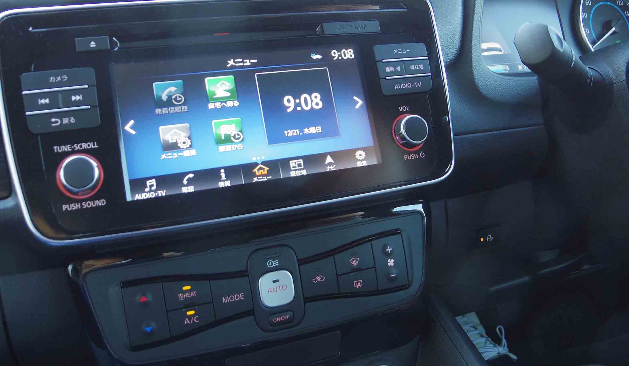 充電スポットはナビ画面で検索できる。また、先進の運転支援システム「プロパイロット」は全車標準装備だ。