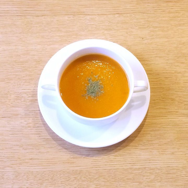 小麦粉・乳製品不使用。ベーコンと自家製鶏ガラを使用し、野菜だけでとろみをつけたやさしい味のポタージュ「7種の野菜のポタージュ」 ¥550