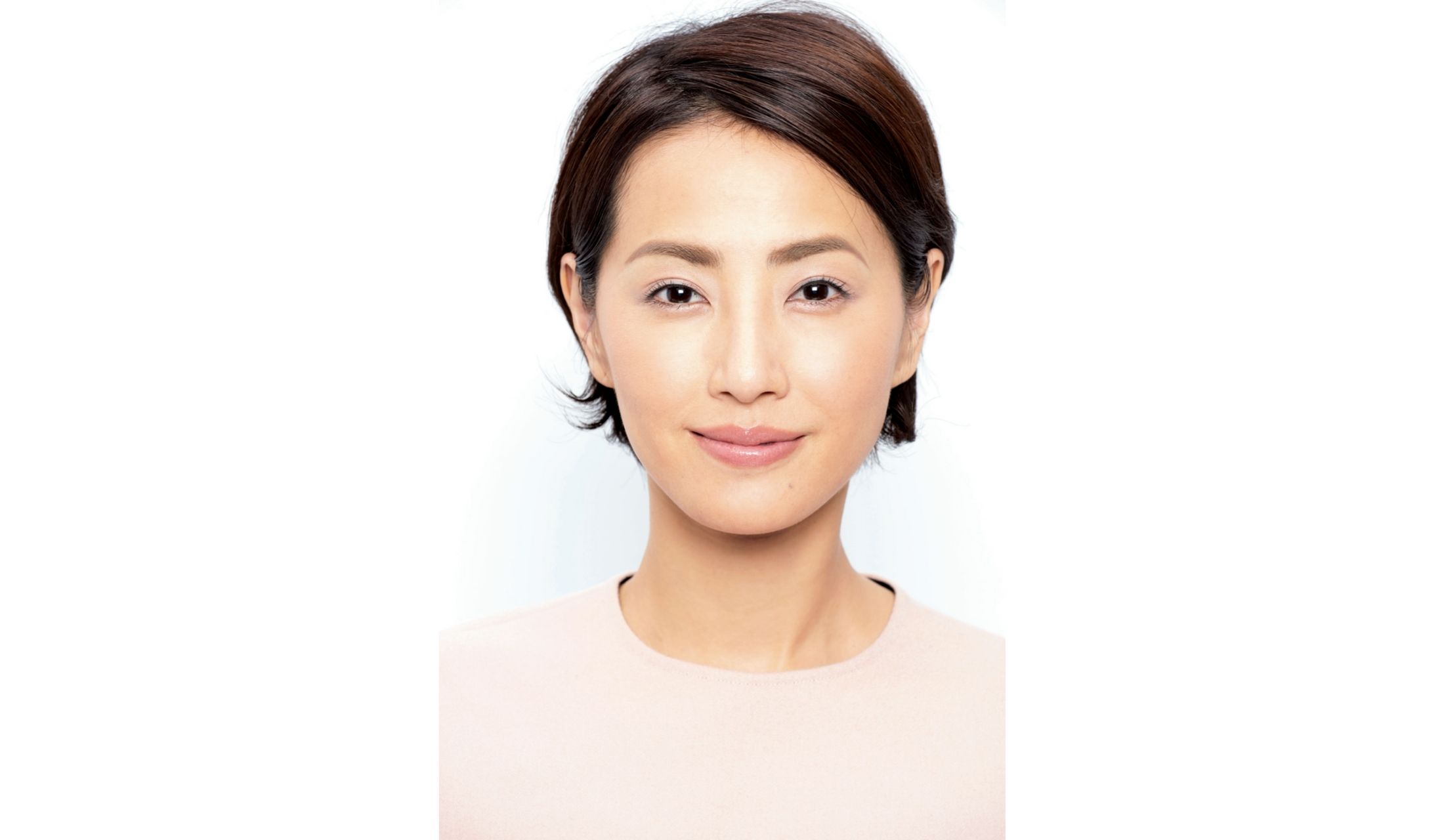 頬骨の上にも足して頬を持ち上げます。ここに塗ったあと、さらに少量をした瞼と頬骨の間にもぼかします。ただしこれは明るいベージュ系に限ります