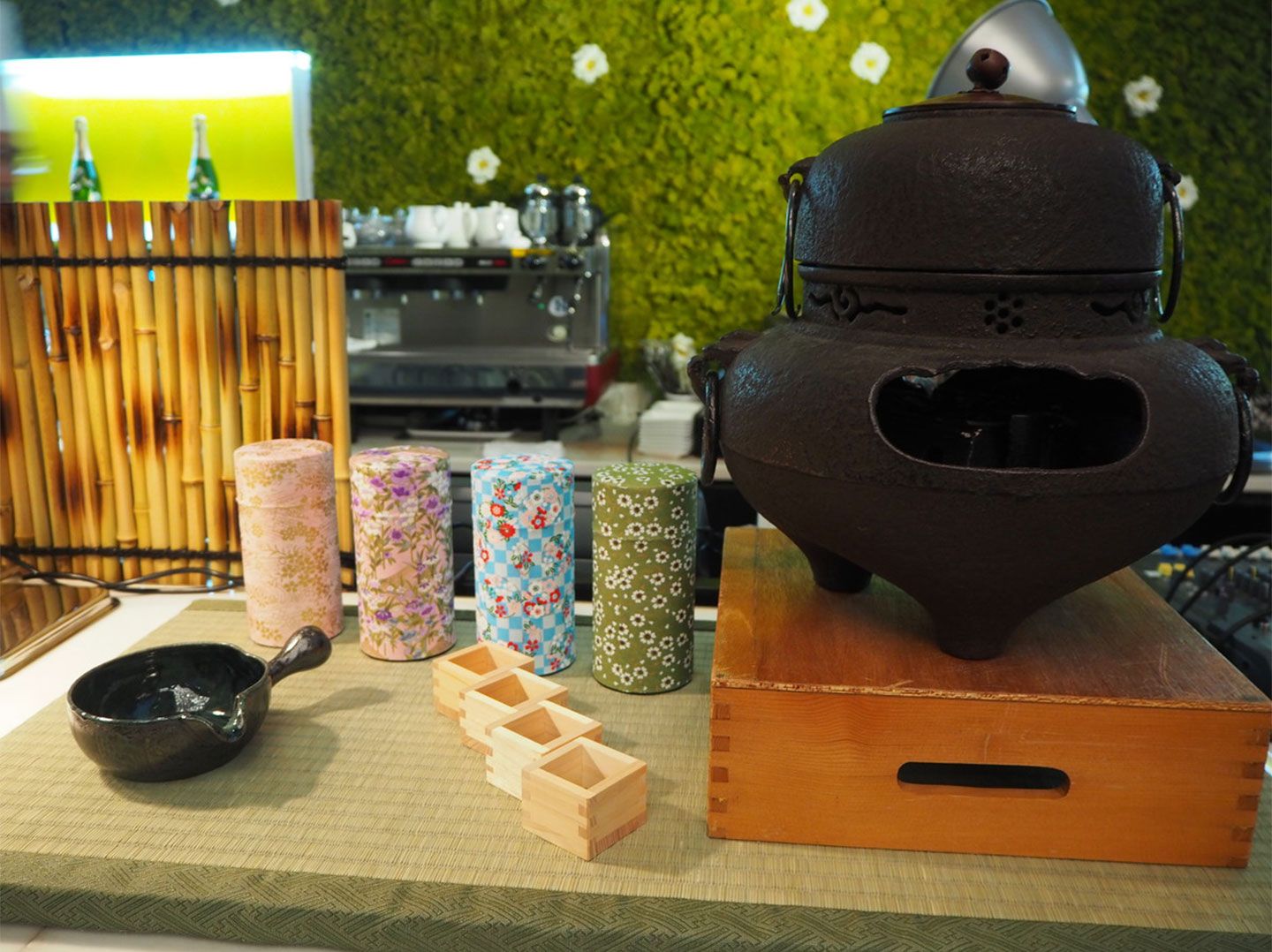 抹茶以外のドリンクは、定番のコーヒー、紅茶のほか、ハーバルティーやほうじ茶、柚子緑茶など14種類から選べるほか、別料金で「抹茶ミュール」や「抹茶チョコレートラテ」もオーダー可。