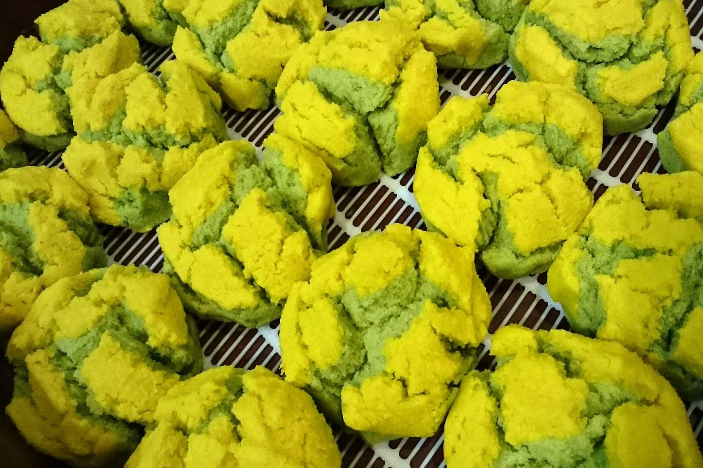 黄色が眩しい『菜の花』(税込300円)は、季節を感じさせる和菓子