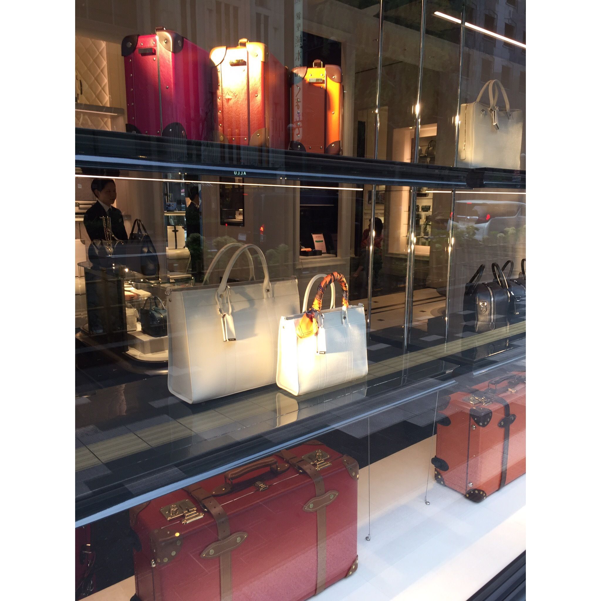同じく東急プラザ銀座一階のショップ、GLOBE-TROTTER GINZA。旅行用バッグ以外のバッグも充実。