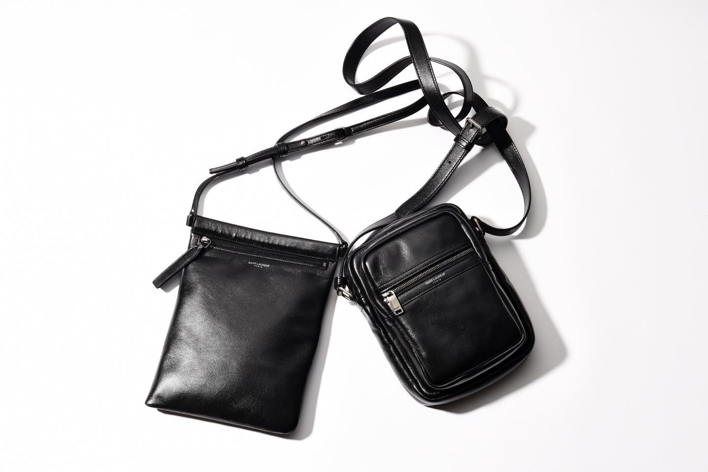 左から【H23×W18×D1cm】鞄¥69,000・【H20×W14×D7.5cm】鞄¥105,000(サンローラン クライアントサービス〈サンローラン バイ アンソニー・ヴァカレロ〉)
